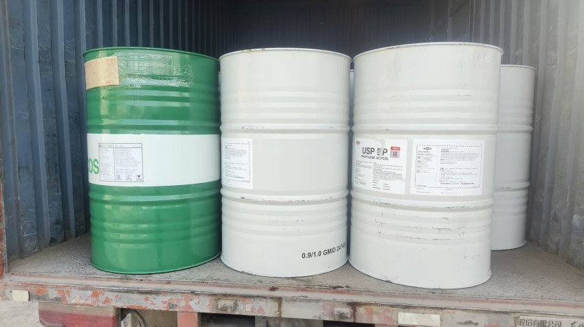 食品級(jí)白油和食品級(jí)丙二醇發(fā)貨.jpg